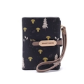 Dettaglio della stampa foresta e logo metallico su portafoglio nero con cinturino - Nero