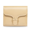 Vista detallada de cartera de cuero PU beige con elegante hebilla de hoja dorada y textura - Albaricoque