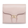 Primer plano de billetera de cuero rosa con hebilla de anillo dorado y textura mate - Rosa
