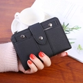 Cartera corta de cuero negro texturizado con botón metálico y ranuras para tarjetas - Negro