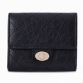 Detalle de la cartera de cuero acolchado negro con acabado vintage y cierre de giro dorado - Negro