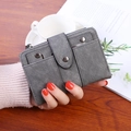 Cartera corta minimalista gris oscuro en cuero sintético con hebilla de remaches y ranuras - gris oscuro