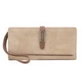 Detalle de la cartera larga caqui con textura de grano y hebilla metálica de PRETTYZYS - Albaricoque