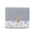 Kurze Damen-Geldbörse in Grau mit Blumenmuster und goldener Blattschnalle - Graublau