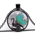 Détail du collier avec pendentif cabochon en verre, dragon vert et chaîne à maillons noirs - Noir - Dragon Fantasy Ailes Vertes