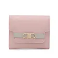 Detalle de una cartera triple en rosa y gris con hebilla dorada y logotipo grabado - Rosa