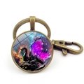 Detailweergave van bronzen draak sleutelhanger met glazen koepel en sterrenstelsel - Brons Stijl 4