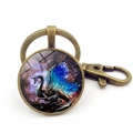 Macro-opname van bronzen draken sleutelhanger met blauwe draak glazen steen en kreeftsluiting - Brons Stijl 3