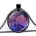 Collier pendentif dragon violet avec cabochon en verre et chaîne noire sur fond nébuleuse - Noir - Nébuleuse du Dragon Violet
