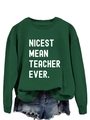 Detalle de sudadera verde oscuro con lema Nicest Mean Teacher Ever sobre fondo blanco liso - S / Verde Oscuro (Fuente Blanca)