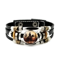 Detalle de pulsera de cuero multicapa con silueta de vaquero al atardecer en el dije - Estilo Tema Clásico del Oeste Americano (JY008913-12)