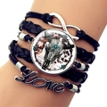 Dettaglio del bracciale multistrato in pelle con ciondolo teschio di toro e charm Love - Stile Teschio di Toro Dipinto (JY008934-12)