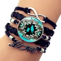 Dettaglio del bracciale in pelle multistrato con ciondolo infinito e silhouette equestre - Stile Sport Equestri (JY008934-8)