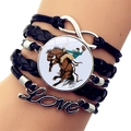 Dettaglio di un bracciale multistrato in pelle con simbolo dell'infinito e fascino cowboy - Stile Cowboy a Cavallo (JY008934-7)