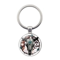 Detailansicht eines runden Metall-Schlüsselanhängers mit Boho-Stier-Schädel-Glaskuppel - Silber Mandala Bullenschädel