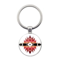 Detailansicht silberner Schlüsselanhänger mit rot-orangefarbenem Stammesmuster aus Texas - Silber Indianisches Totem-Stil