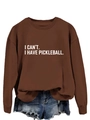 Detailansicht braunes Sweatshirt mit weißem I CAN'T I HAVE PICKLEBALL Buchstabendruck-Design - S / Kaffeebraunes Sweatshirt (Weiße Schrift)