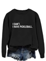 Detailansicht vom schwarzen Pickleball-Sweatshirt mit weißem Aufdruck und Jeansshorts - S / Schwarzes Sweatshirt (Weiße Schrift)