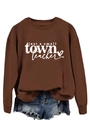 Détail de l'inscription blanche Just a Small Town Teacher sur sweatshirt marron - S / Café (Police Blanche)
