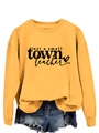 Détail de l'imprimé slogan just a small town teacher sur sweat jaune à manches longues - S / Jaune (Police Noire)