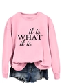 Detailansicht eines rosa Sweatshirts mit schwarzem it is what it is Buchstabenaufdruck - S / Rosa (Schwarzer Text)