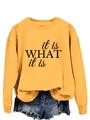 Detail von gelbem Sweatshirt mit it is what it is Text und zerrissenen Denim-Shorts - S / Gelb (Schwarze Schrift)