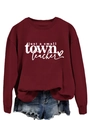 Détail de la police blanche et du graphique de coeur sur un sweat en coton bordeaux - S / Rouge Vin (Police Blanche)