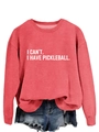 Detail eines korallenrosa Langarm-Sweatshirts mit weißem I CAN'T I HAVE PICKLEBALL Aufdruck - S / Rotes Sweatshirt (Weiße Schrift)
