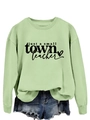 Détail du col rond et de l'imprimé noir sur le sweat-shirt vert clair en coton - S / Vert Olive (Police Noire)