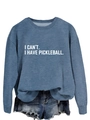 Detail der weißen Textbedruckung auf hellblauem Crewneck-Sweatshirt mit Denim-Shorts - S / Blaues Sweatshirt (Weiße Schrift)