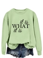 Detail eines mintgrünen Sweatshirts mit schwarzem it is what it is Aufdruck für Damen - S / Olivgrün (Schwarze Schrift)
