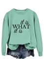 Detailansicht des it is what it is Textdrucks auf mintgrünem Langarm-Sweatshirt - S / Hellgrün (Schwarzer Text)