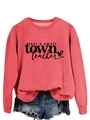 Détail du sweat corail avec imprimé enseignant et short en jean aux bords effilochés - S / Rouge (Police Noire)
