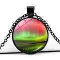 Vue macro du collier avec pendentif Aurore Boréale, cadre en métal noir et tons violets - Style Aurore de Forêt Vintage (JY008950-12)