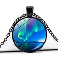 Vue détaillée du pendentif aurore boréale circulaire avec lumières vertes et chaîne noire - Style Aurore Rose Verte Magnifique (JY008950-11)