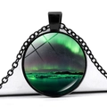 Vue macro du collier pendentif Aurore Boréale avec cadre en alliage noir et cabochon - Style Aurore Surface de Lac Étoilé (JY008950-10)