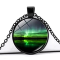 Détail du collier pendentif Aurore Boréale avec cadre en métal noir et dôme en verre - Style Aurore Réflexion Claire (JY008950-9)