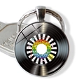 Dettaglio del portachiavi a disco in vinile retrò con design disco ball e base in metallo - Jy008954-11