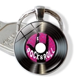 Dettaglio ravvicinato del portachiavi a disco in vinile rock and roll con centro rosa - Stile Gesto Rock Rosa (JY008954-10)