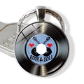 Dettaglio ravvicinato di un portachiavi a disco vinile Rock and Roll con chitarre e cuore - Stile Cuore di Chitarre Incrociate (JY008954-9)