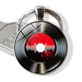 Portachiavi a forma di disco in vinile con note musicali rosse e anello in metallo argento - Stile Onda Rossa Nera (JY008954-3)