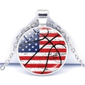 Détail du collier de basket en argent avec un pendentif arborant le drapeau américain - Alternative au Motif de Basket