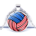 Gros plan du pendentif volleyball avec motif drapeau américain et chaîne en métal argenté - Volley-ball