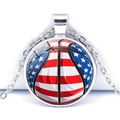 Détail du collier pendentif rond en verre avec motif basket drapeau US et chaîne argentée - Ballon de basket