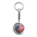 Détail du porte-clés de golf rotatif avec design du drapeau américain en argent poli - Balle de golf