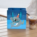 Sac cadeau d'anniversaire bleu avec motif requin et poignées en ruban pour enfants - Carton Blanc 210g / Requin Bleu / 19*12.5*19cm