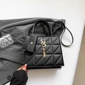 Schwarze gesteppte quadratische Handtasche mit goldenem S-Logo und Quastenanhänger - Schwarz
