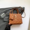 Braune gesteppte Umhängetasche aus Leder mit goldfarbenem Logo und Mini-Etui - Braun