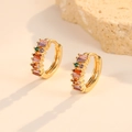 Detail van vergulde oorringen met meerkleurige zirkonia in baguette-slijpvorm - Kleurrijke Zirkon Rij Stijl (H-11129)