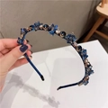 Dettaglio ravvicinato della fascia con cristalli blu e montatura in metallo di lusso - Cristallo Blu Reale (W25)